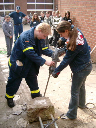  Gesteinsbearbeitung mit dem Aufbruchhammer in Ahrensburg / Foto: Claus Dpper
