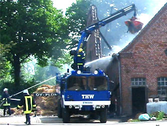 Foto: OV Pln /OB Plohmann / Mit dem Anbaukran des Plner Einsatzfahrzeug werden Brandnester auseinandergezogen.  