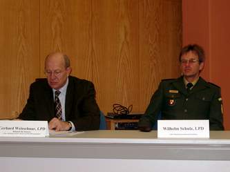 v.l.: LPD Gerhard Weisschnur, Behrde fr Inneres; LPD Wilhelm Schulz, Bundesgrenzschutzamt Hamburg