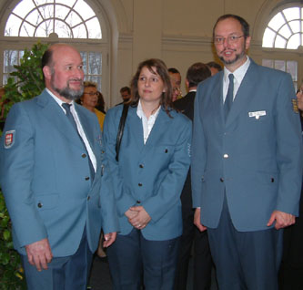 Von rechts: THW-Prsident Georg Thiel mit den Ehrenamtlichen Sylvia Matthausen und Klaus Griem vom OV HH-Nord. Foto:THW