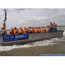 164 Jugendliche lieen sich von der Fachgruppe Wassergefahren aus Heide auf der Elbe kutschieren