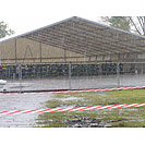 Wettkampfabbruch wegen Regen - zum Glck stand ein Festzelt auf den Malzmllerweisen in Itzehoe