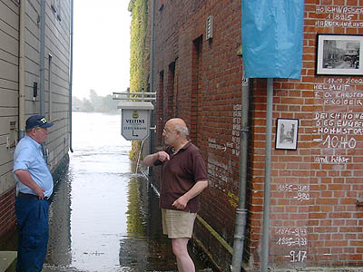 Foto: Eutin / Die Kreidezeichen an der Wand zeigen, dass die Lauenburger schon wesentlich hhere Fluten erlebt haben