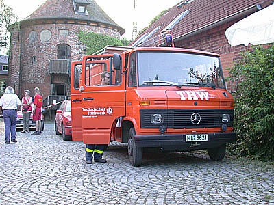 Foto: Claus Dpper / THW -Mobil am Lauenburger Schloturm neben der Einsatzleitung