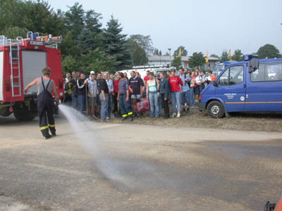 Foto: Claus Dpper / Um die Luft einigermaen staubfrei zu halten, spritzt die Feuerwehr den Weg ab.