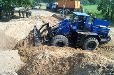 Foto: Benno Brunst OB Pasewalk / Nachdem der Sand aus den Scken gekippt wurde, wird er fr Wegtransport deponiert