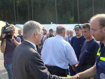 Foto: Thomas Krimm / Innenminister Schily bedankt sich bei den THW-Helfern