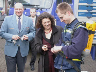  Landesbeauftragter Ralph Dunger und Staatssekretrin Ute Vogt mit Elmshorner Helfer, der Atemschutzgert zeigt.Foto: Claus Dpper