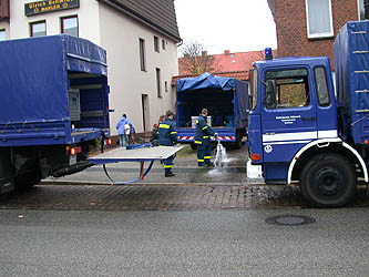 Auffllen der Container in Friedrichsort / Foto: Claus Dpper