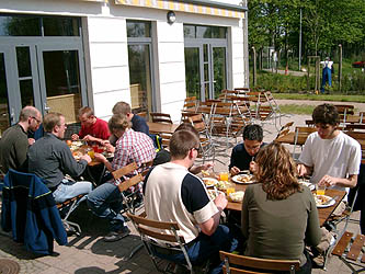Abwechslung zum Ausbildungsteil -Sonnige Mittagspause auf der Terasse der Jugendherberge / Fotos: Claus Dpper 