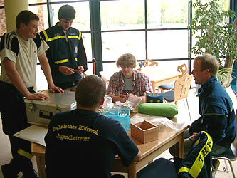 Gruppenarbeit: Vorbereitung eines Infostandes  / Fotos: Claus Dpper