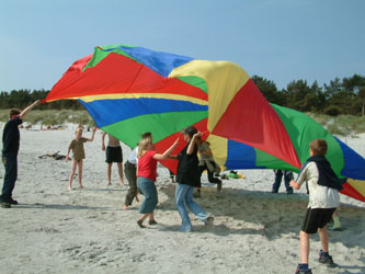 Strandaktivitten mit Fallschirmspielen / Foto: Michaela Billenstein-Peltzer
