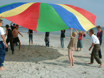 Strandaktivitten mit Fallschirmspielen /Foto: Sabine Bonnen