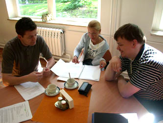 Gruppenarbeit mit Holger aus Schwerin, Claudia aus Parchim und Andreas aus Neubrandenburg /Foto: Claus Dpper